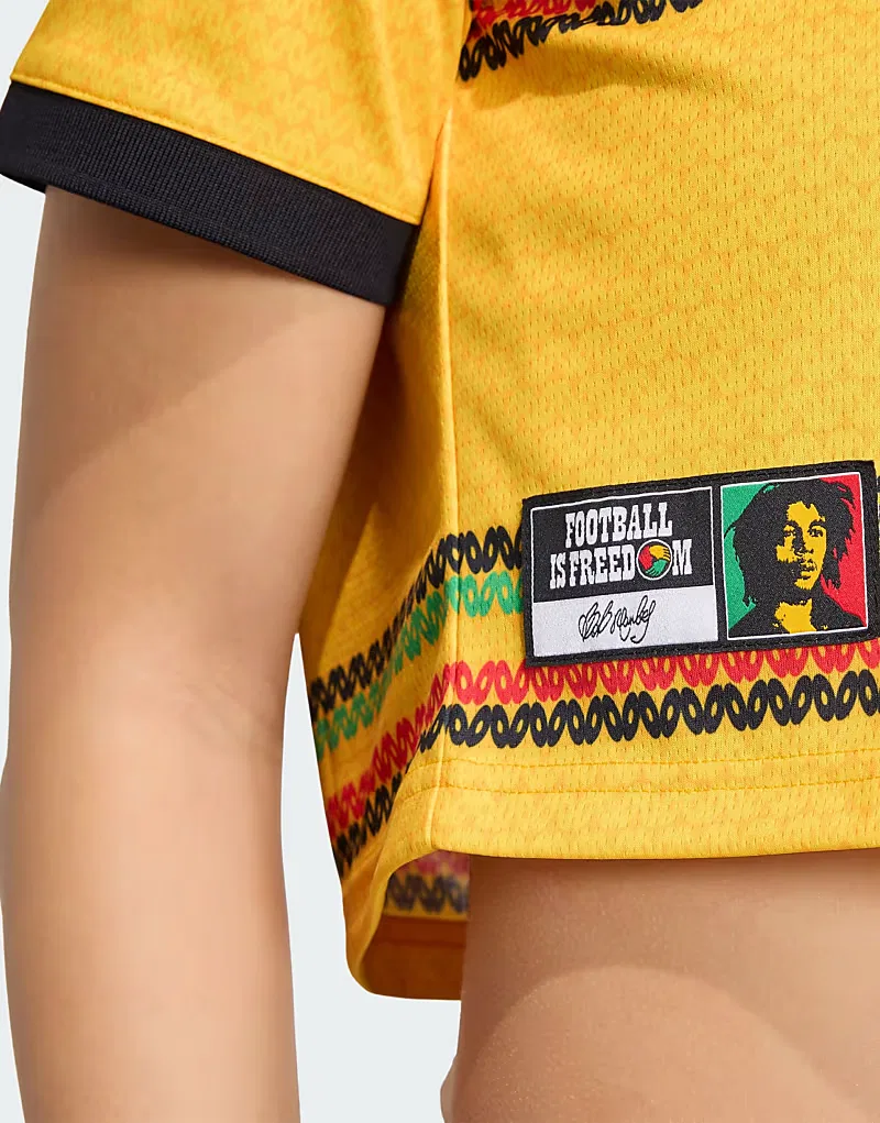 Укороченная домашняя футболка Adidas performance Jamaica 26 x Bob Marley, золотой — фото 3