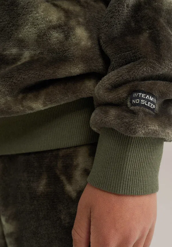 Пижамный комплект с камуфляжным принтом Set We Fashion army green, зеленый — фото 2
