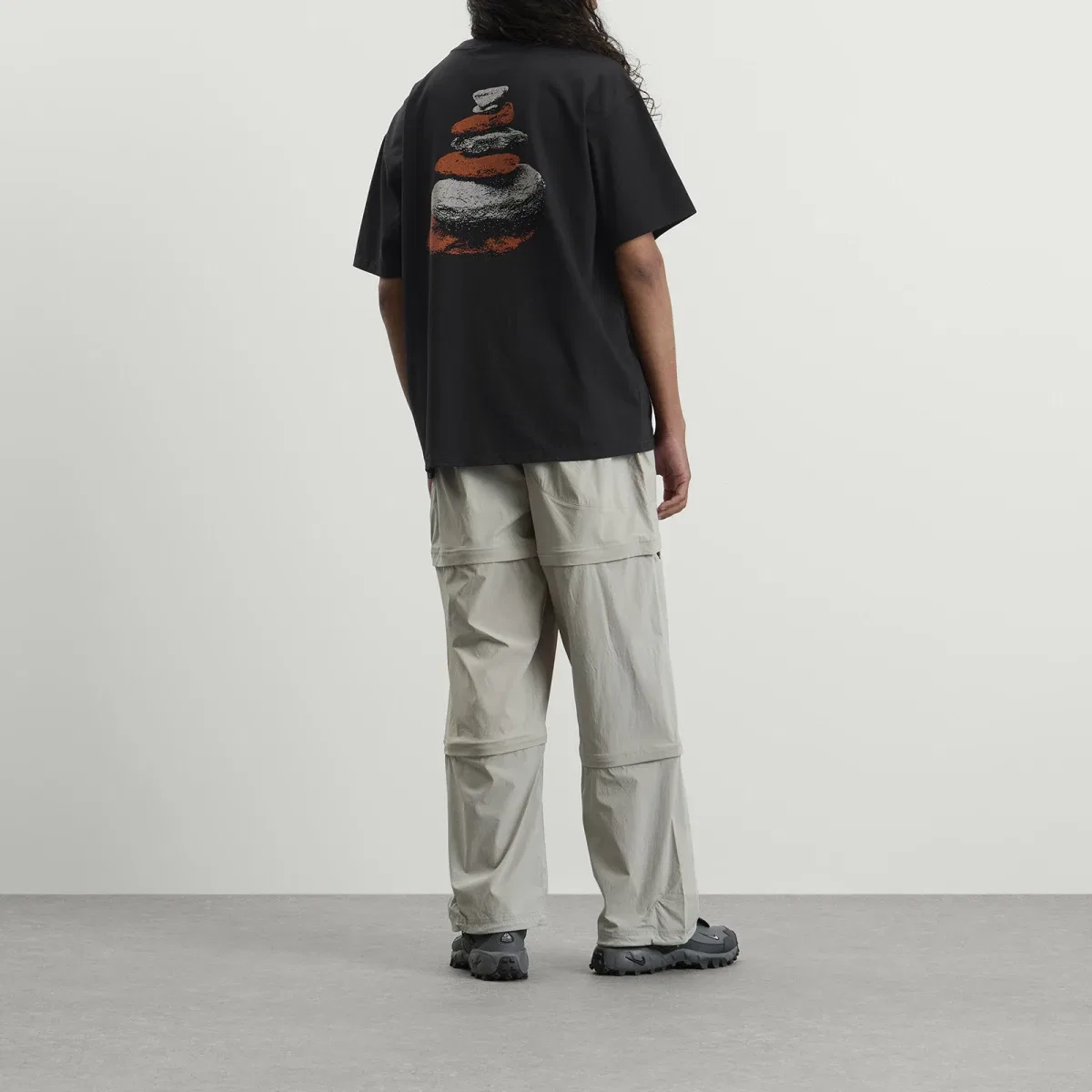 Футболка с принтом Acg Stacked Rocks Nike, Black & Light Orewood Brown — фото 4