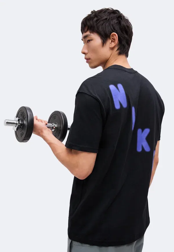 Футболка с принтом Tee grit, Nike Performance, Persian Violet, черный/фиолетовый — фото 4