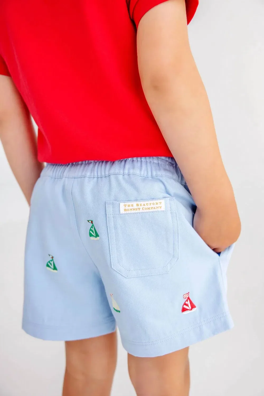 Детские шорты для мальчиков с вышивкой Critter Sheffield Shorts The Beaufort Bonnet Company, Beale Street Blue With Sailboats — фото 3