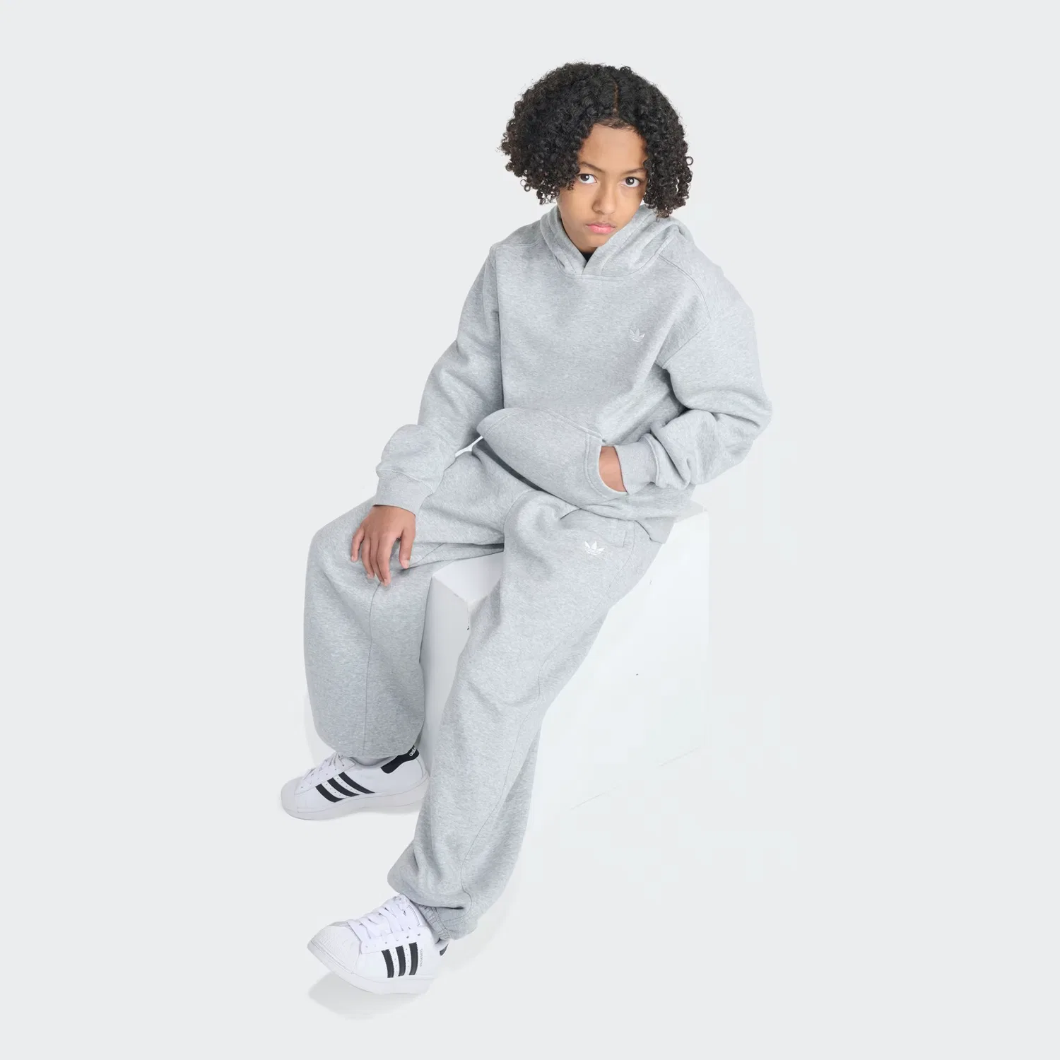 Детское худи на флисовой подкладке с капюшоном Essential Heather Fleece Adidas Originals, серый меланж — фото 2