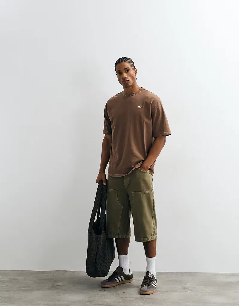 Футболка Adidas Originals Essential свободного кроя, коричневый, с эффектом потертости — фото 2