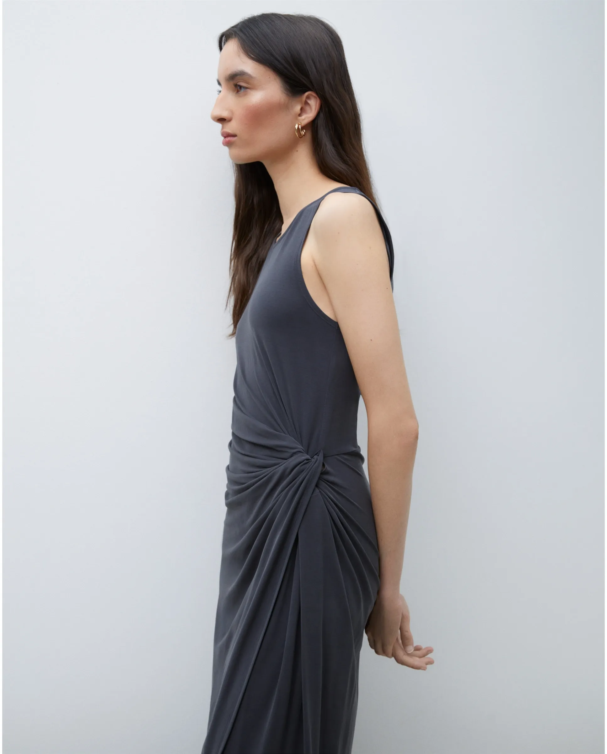 

Хайтеровое миди-платье без рукавов Tintoretto, антрацитовый