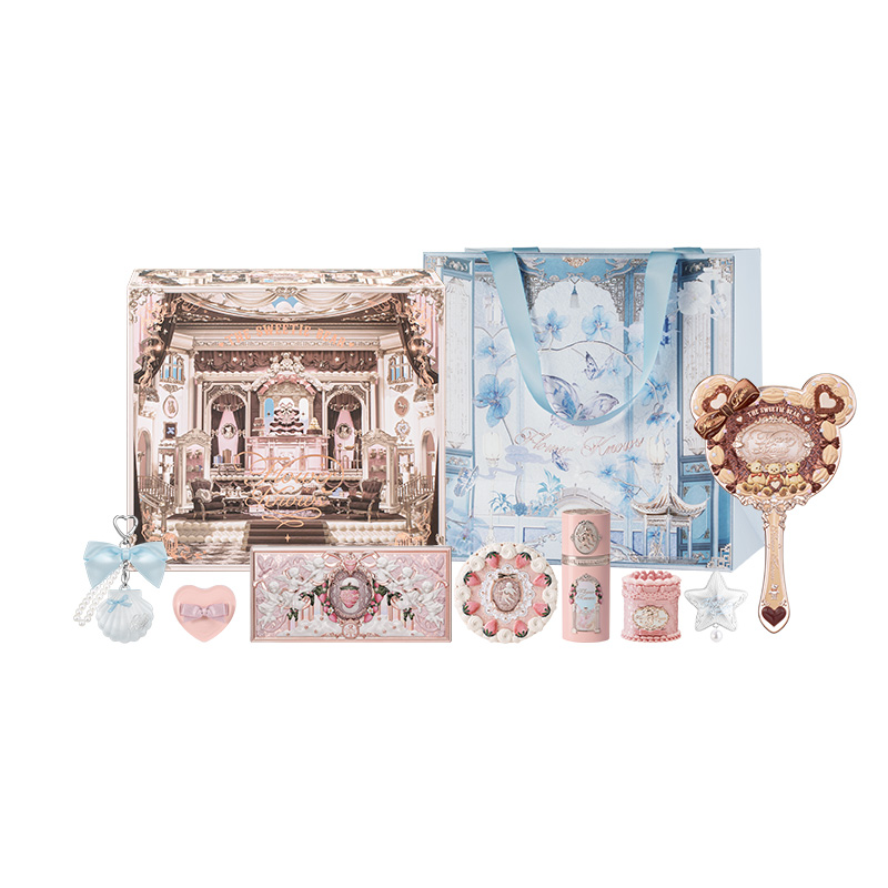 

Набор косметики Sweetheart Box из коллекции Strawberry Cupid Natural Matte Adherent Flower Knows, dulac garden