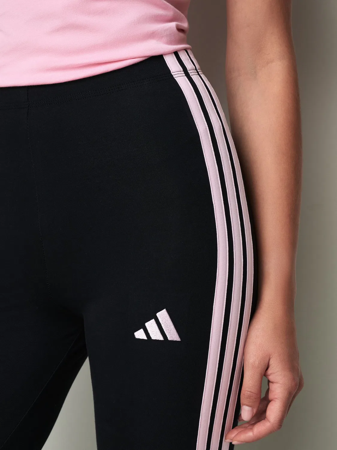 Леггинсы с 3-полосками, Essentials adidas, черный/розовый — фото 4