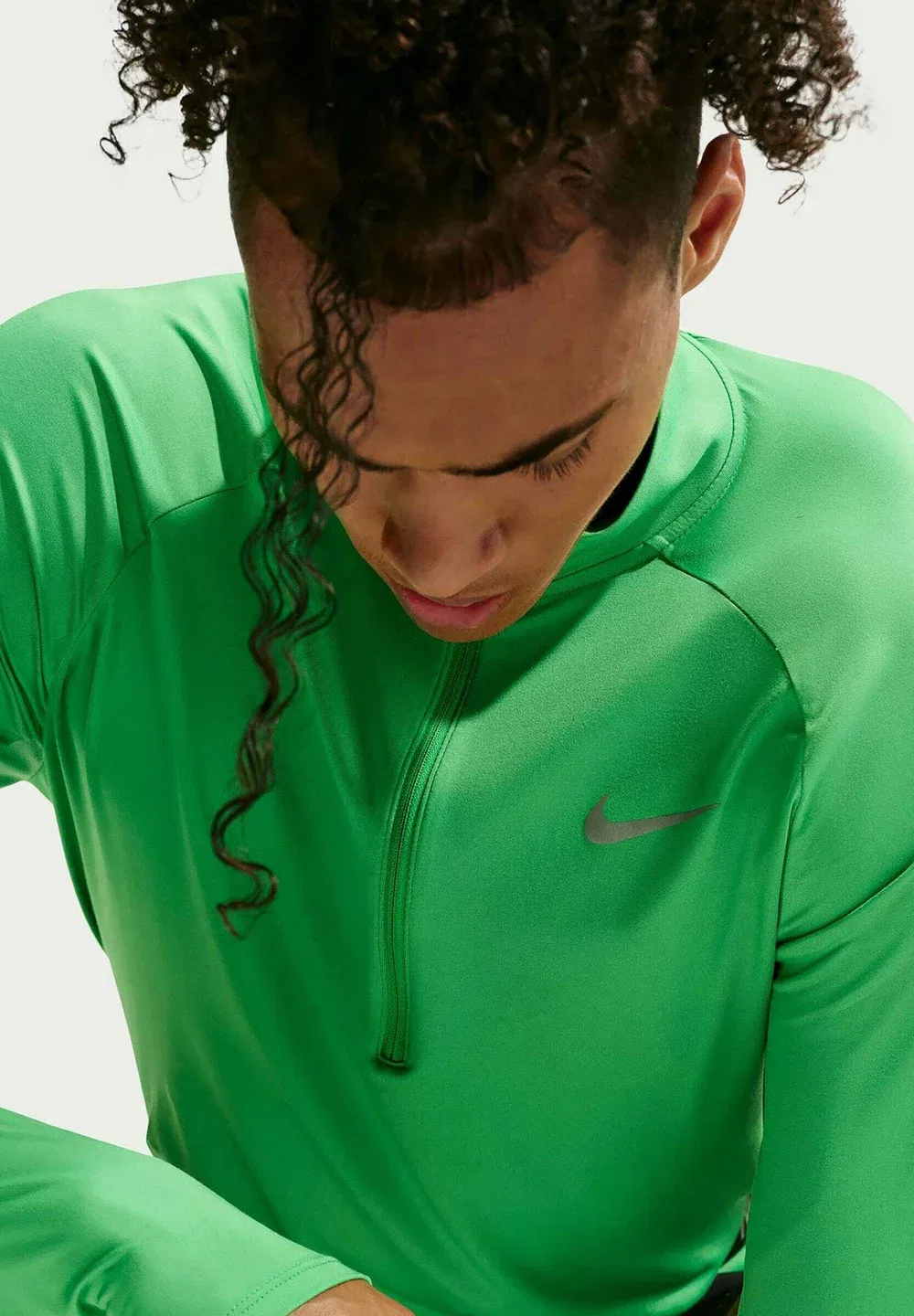 Футболка Laufshirt stride с застежкой-молнией до середины груди и длинными рукавами Nike Performance, Green Spark Reflective Silv — фото 4