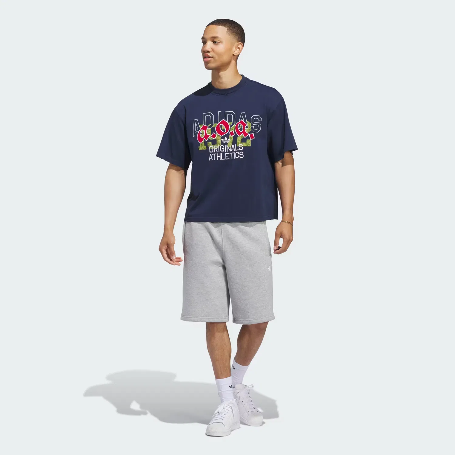 Мужская футболка с графическим принтом AOA Graphic Tee Adidas Originals, темно-синий — фото 3