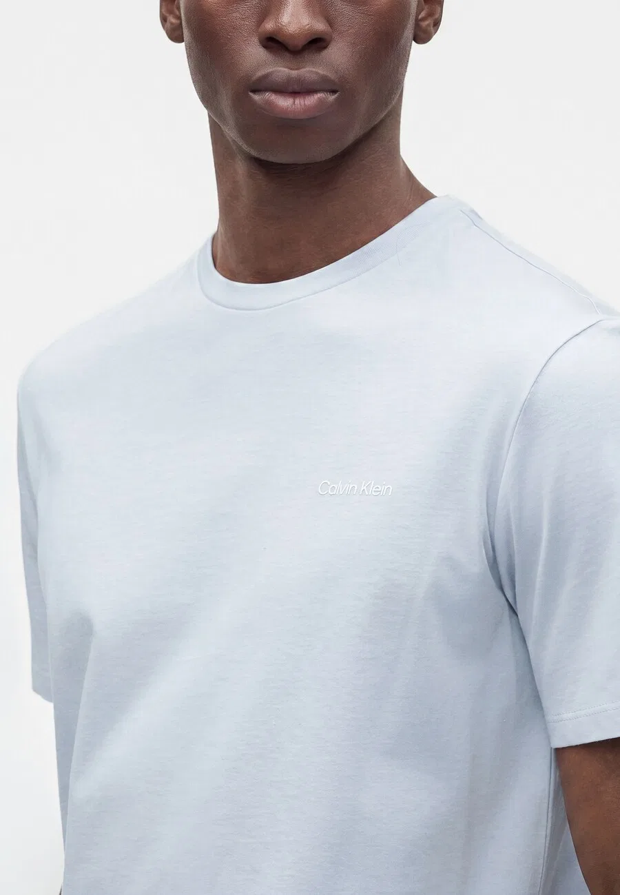 Футболка Calvin Klein светло-голубого и белого цвета — фото 4