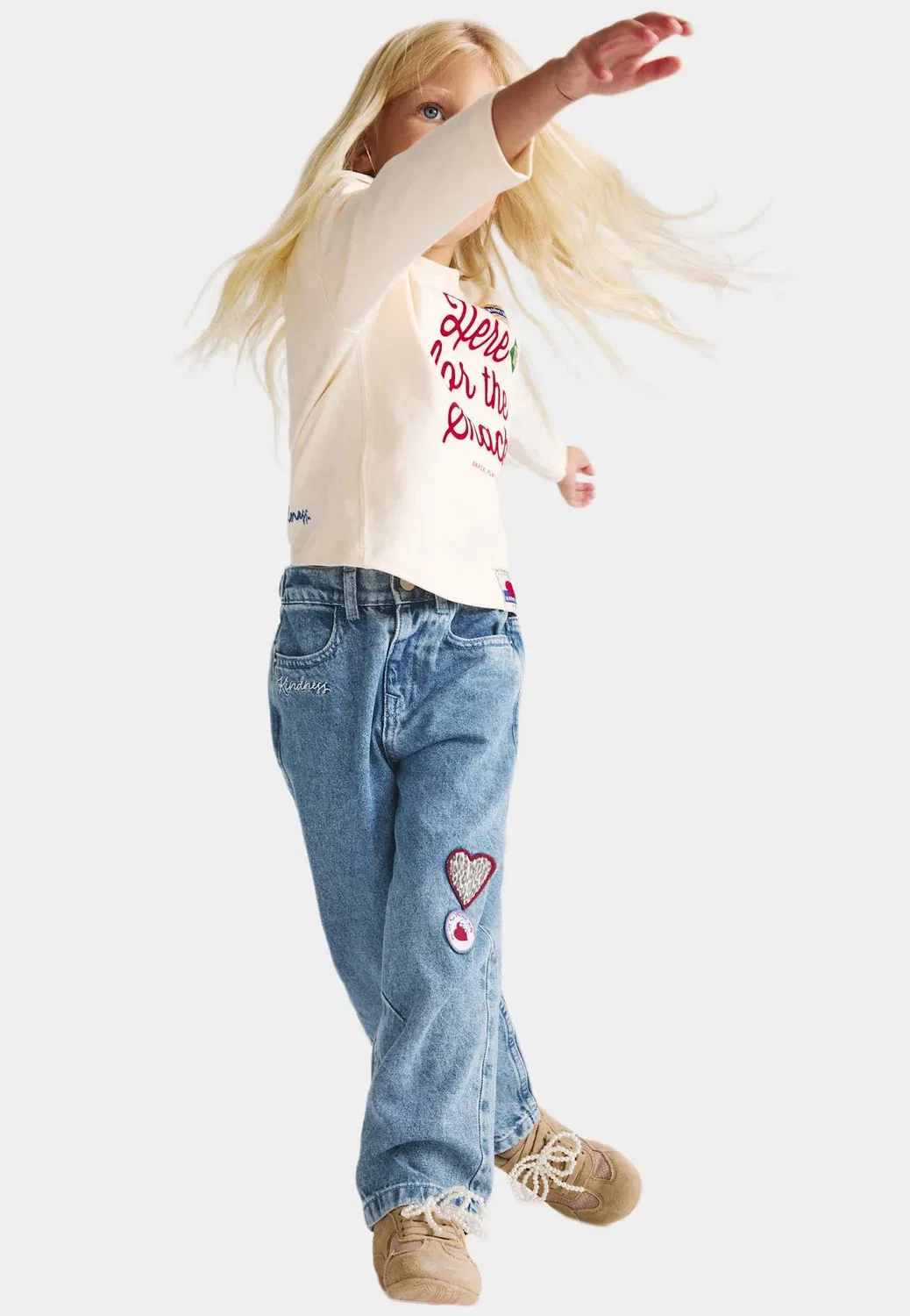 Джинсы Badge с прямыми штанинами (2-8 лет). Унисекс Marks & Spencer, Denim