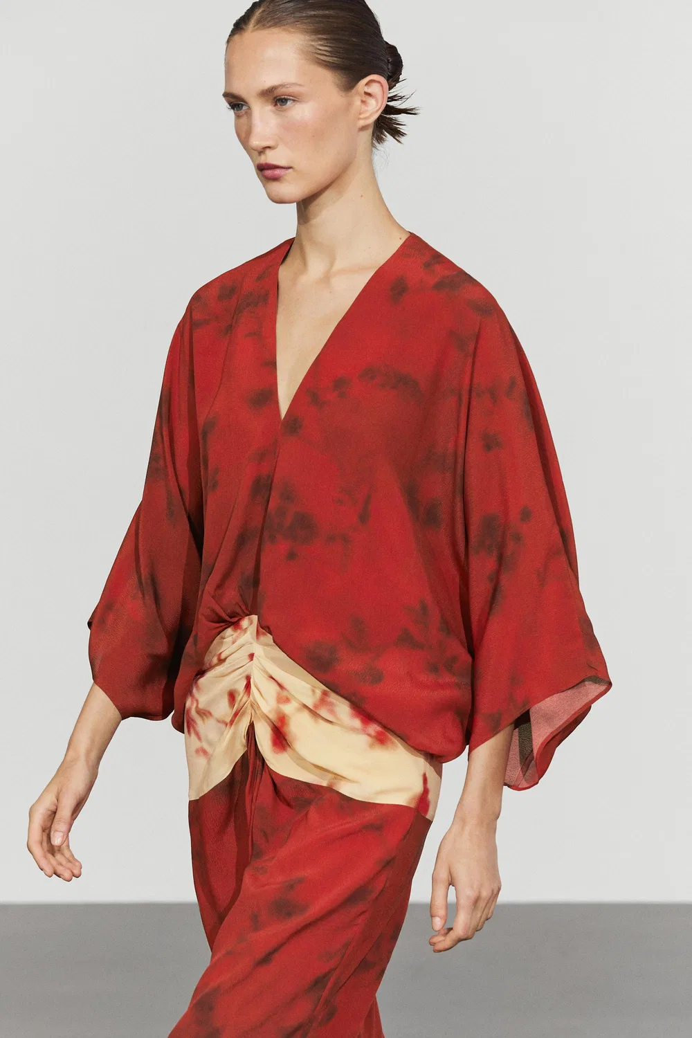 Платье Massimo Dutti, струящееся с принтом и поясом, ярко-красный — фото 2