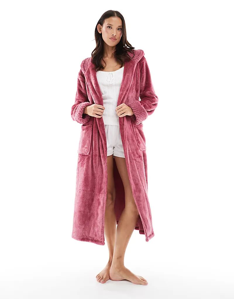 

Потертый длинный пушистый халат розового цвета