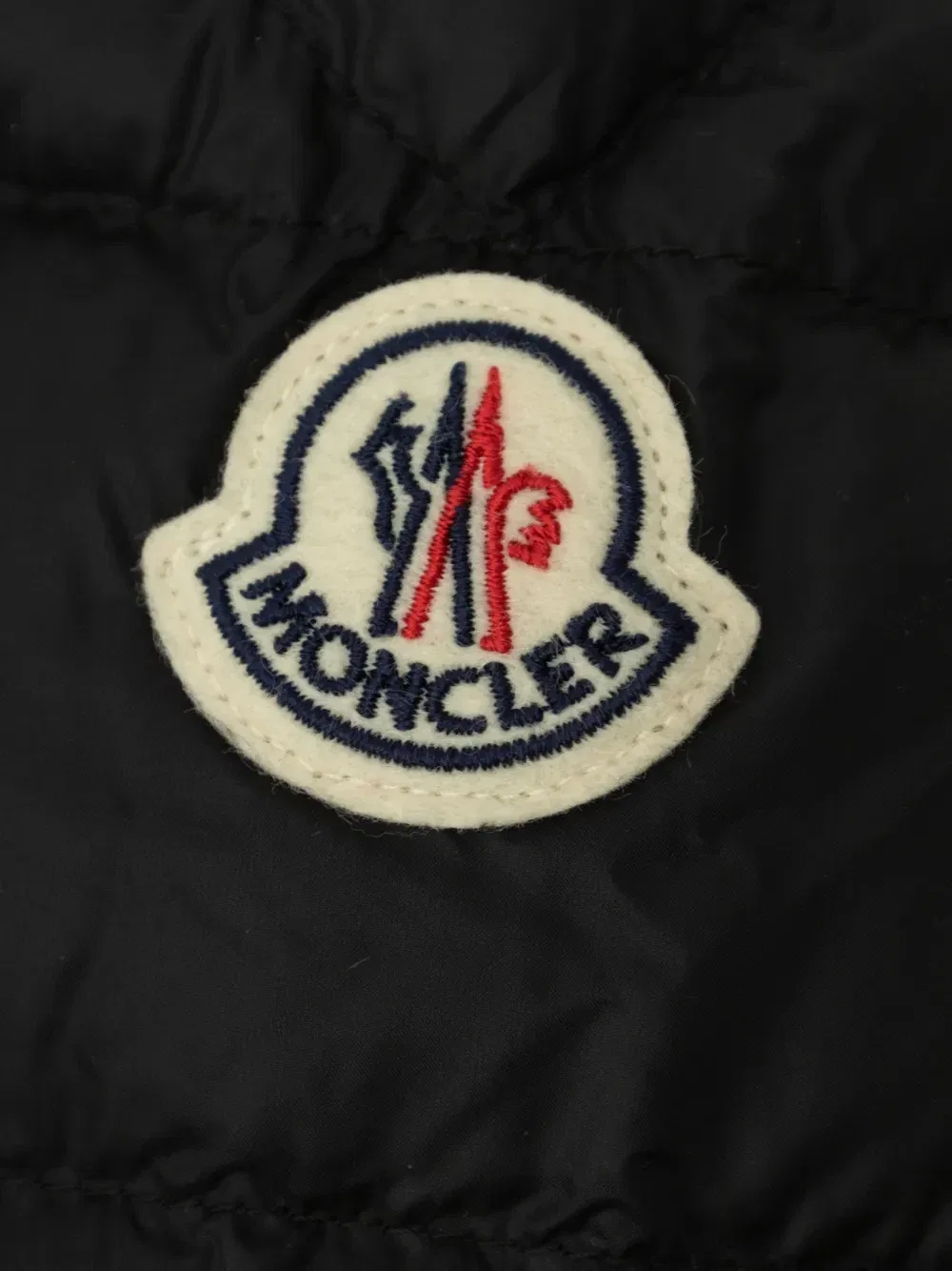 Стеганый пуховик Acorus Moncler Enfant, черный — фото 4