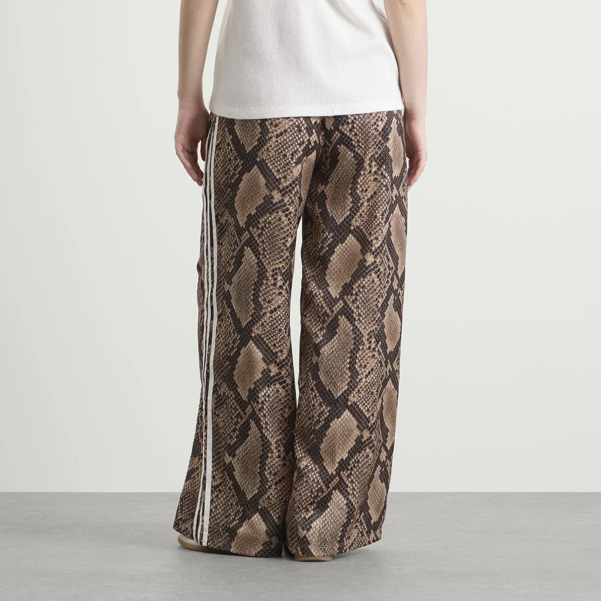 Штаны спортивные из сатина с принтом Satin Wide Leg Track Pant Adidas, Linen & Magic Beige — фото 3