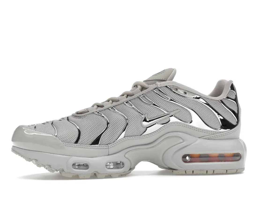 Детские кроссовки с амортизацией Nike Air Max Plus, Light Iron Ore/Gym Red/Smoke Grey/Metallic Silver — фото 3