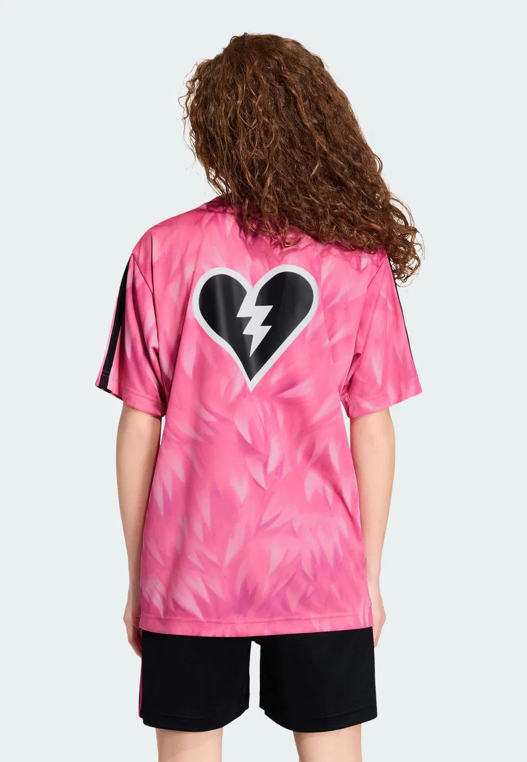 Спортивная футболка Adidas Sportswear Performance Shirt Adidas x Fortnite Cuddle Team Leader розового цвета — фото 3