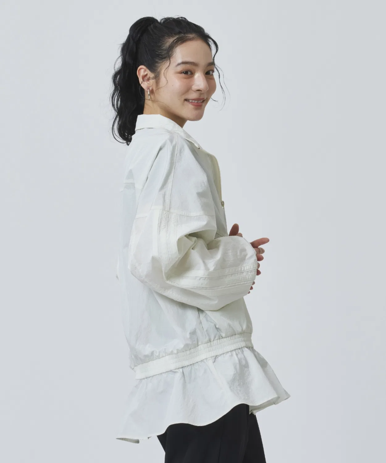 Женская куртка из нейлона с воланами по низу, с тремя полосками, Adidas W WV TRACKTOP AP, Off White — фото 3