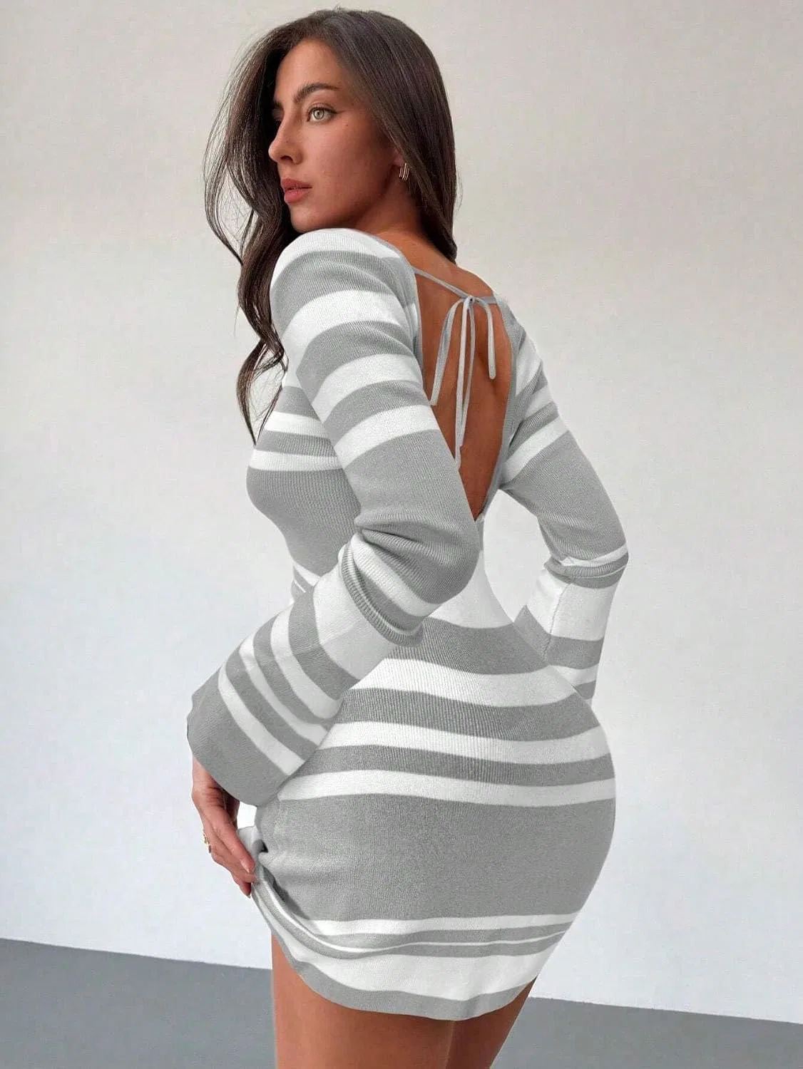 Женское мини-платье с принтом полоска, с открытой спиной, Light Grey — фото 2