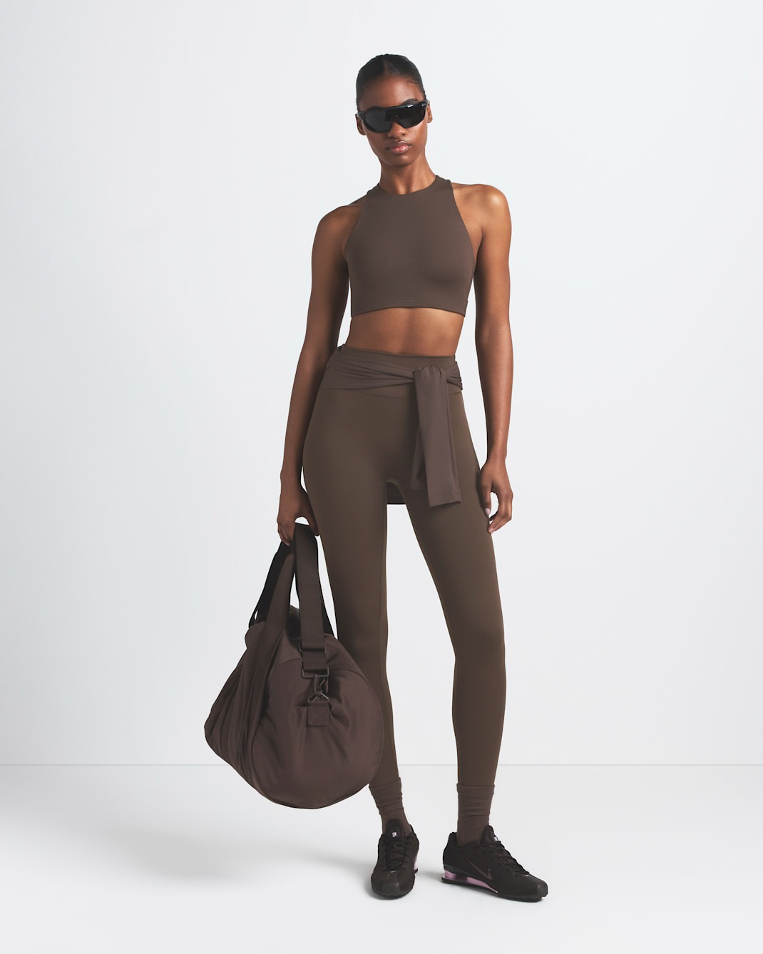 Спортивный топ NikeSKIMS Matte Women's High-Neck, темно-коричневый — фото 3