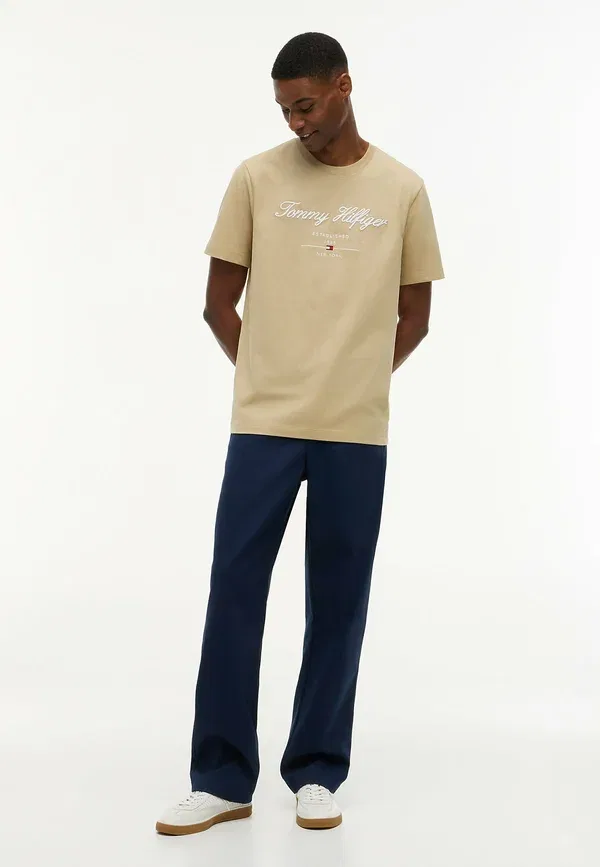 Футболка с принтом Script logo tee Tommy Hilfiger batique khaki, хаки — фото 2