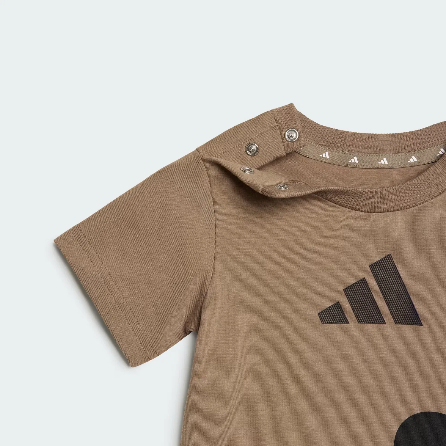 Детская футболка с принтом Disney Mickey Mouse Adidas Sportswear, хаки/черный — фото 4
