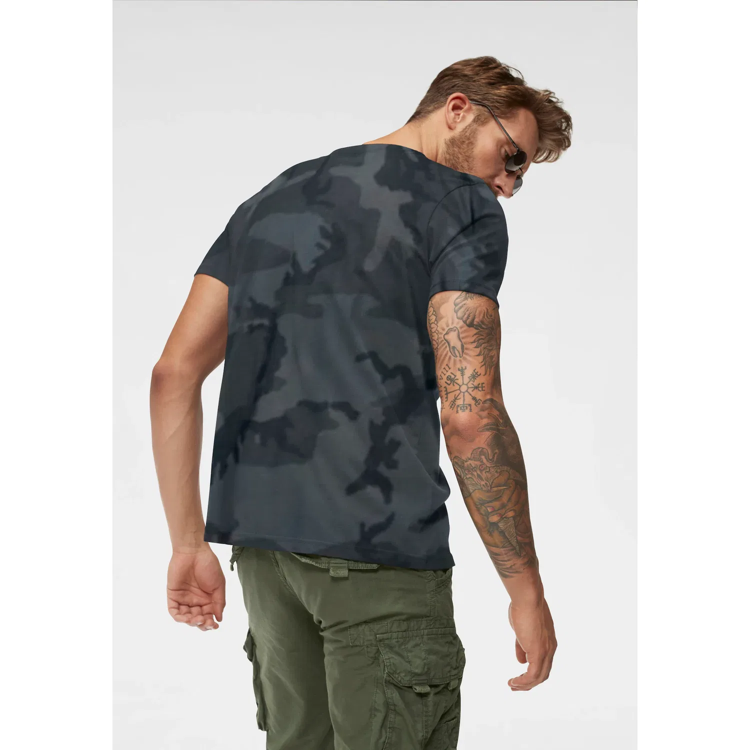 Детская хлопковая Slim-fit футболка с принтом Alpha Industries, Black/Camouflage — фото 2