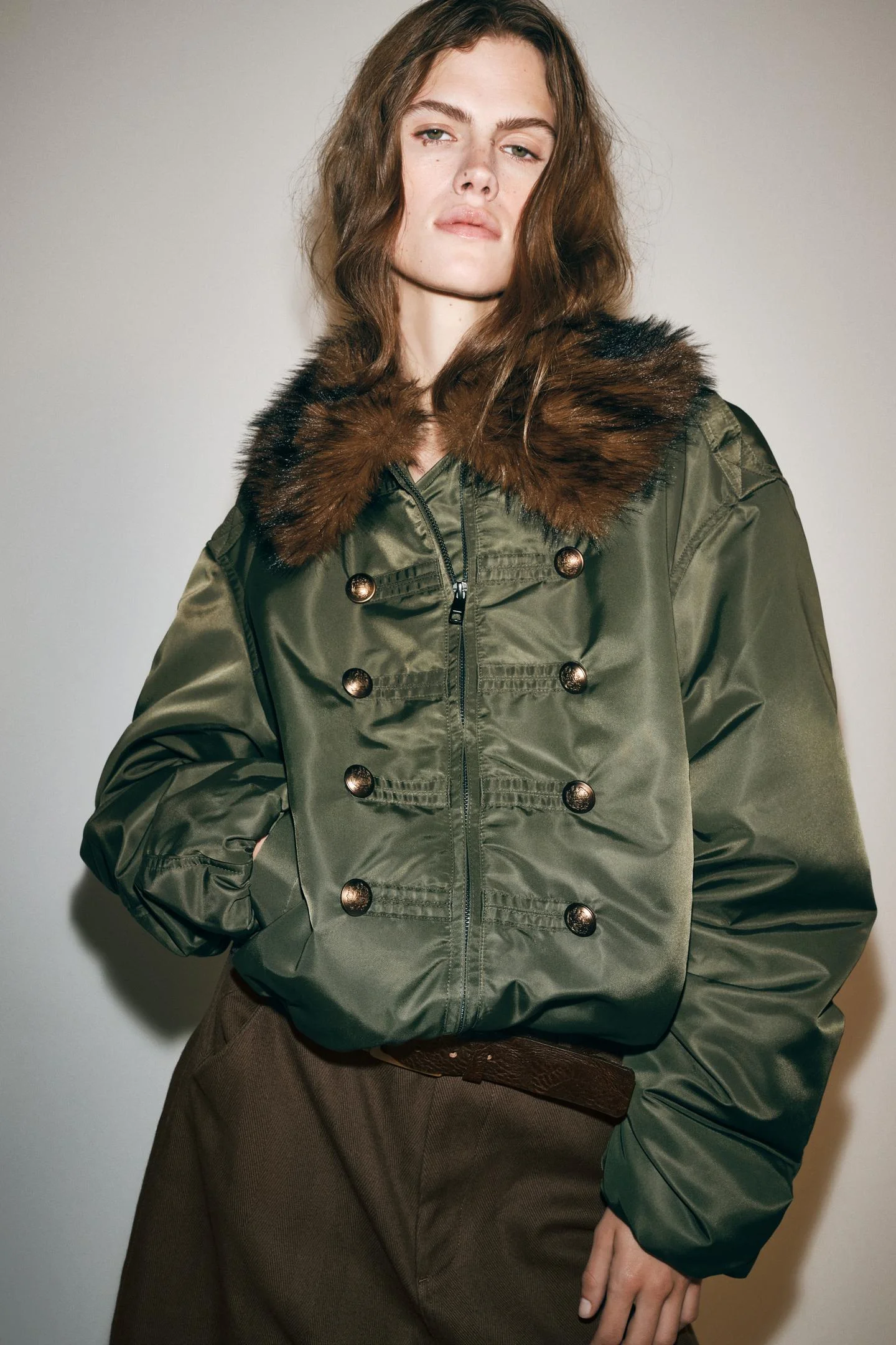 Куртка Zara Bomber Nylon Cuello Efecto Pelo ZW Collection, средне-зеленый