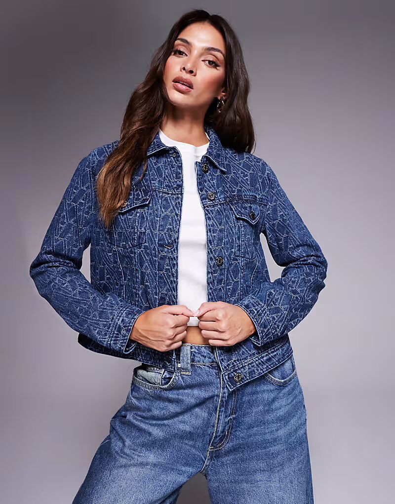 

Джинсовая куртка с монограммой Armani Exchange в средне-синем цвете