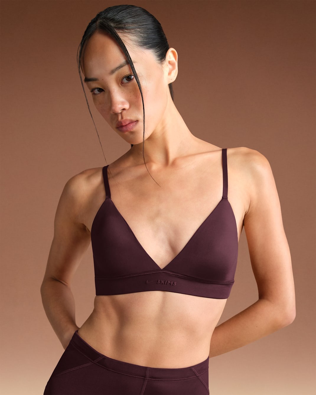 

Спортивный топ NikeSKIMS Shine Women's Triangle, смородиновый