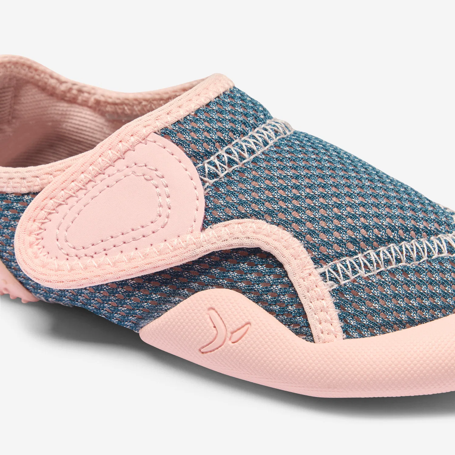Детские кроссовки с липучкой Turnschuhe Babys/Kleinkinder Klettverschluss rutschfest atmungsaktiv Decathlon, Цвет Perlrosa / Blaugrun — фото 3