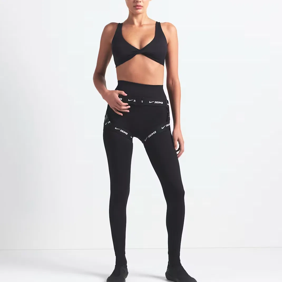 Женское спортивное бра с перекрученным передом NikeSKIMS Matte, NSKM OBSIDIAN — фото 3