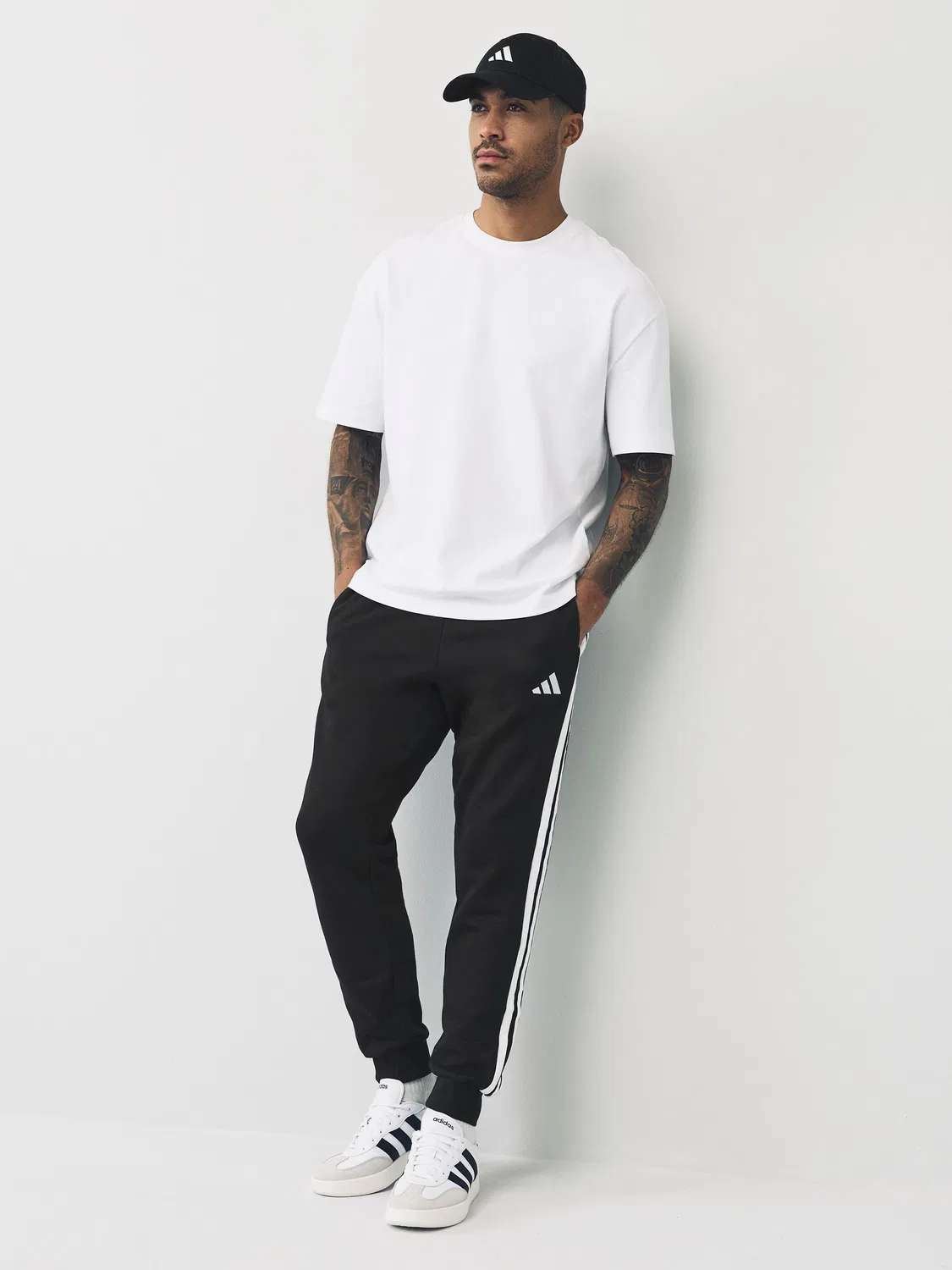Тренировочные штаны adidas Essentials Three Stripes, черный — фото 2