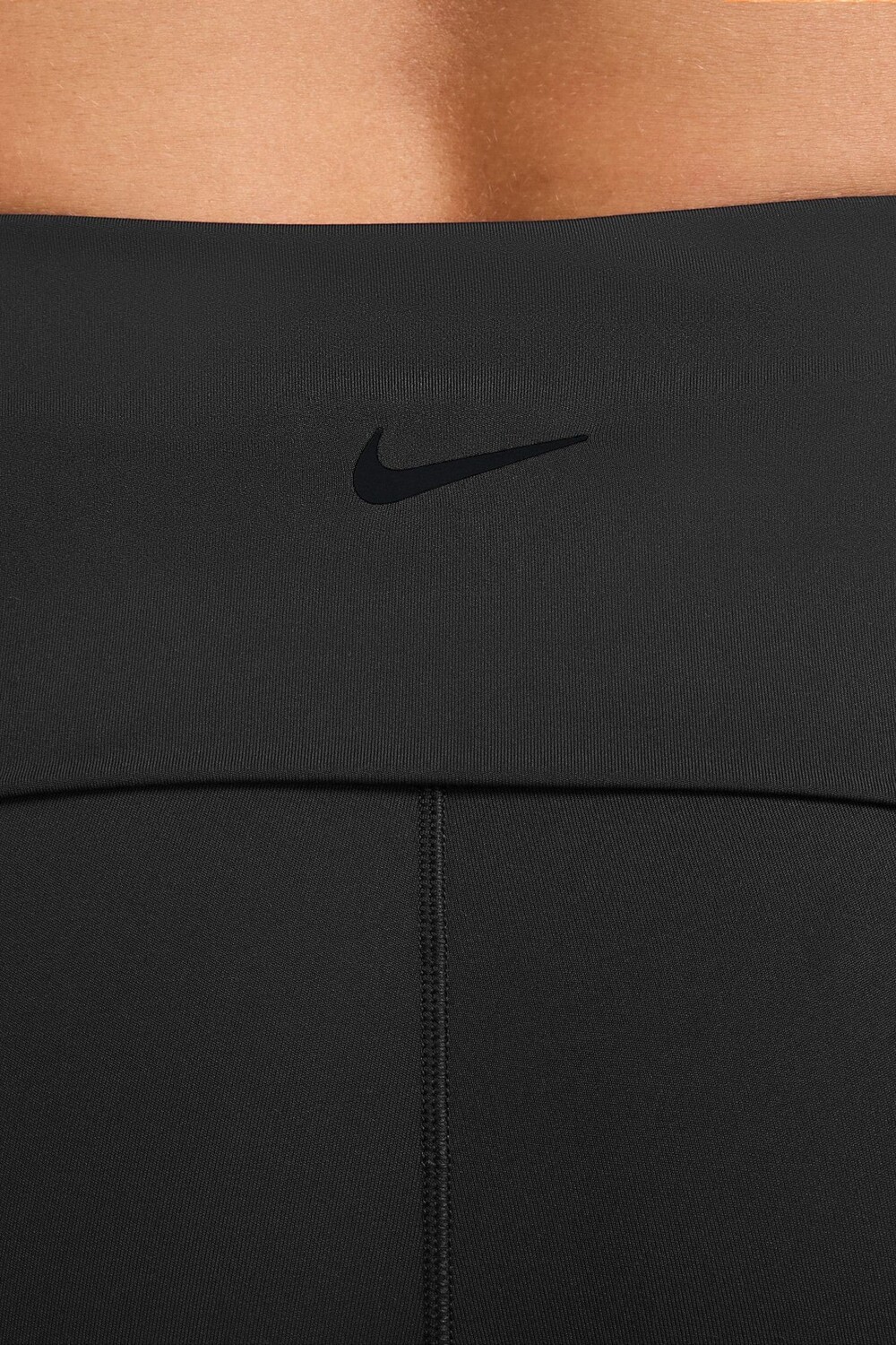 Одна складка с высокой талией поверх расклешенных леггинсов Nike, черный — фото 3