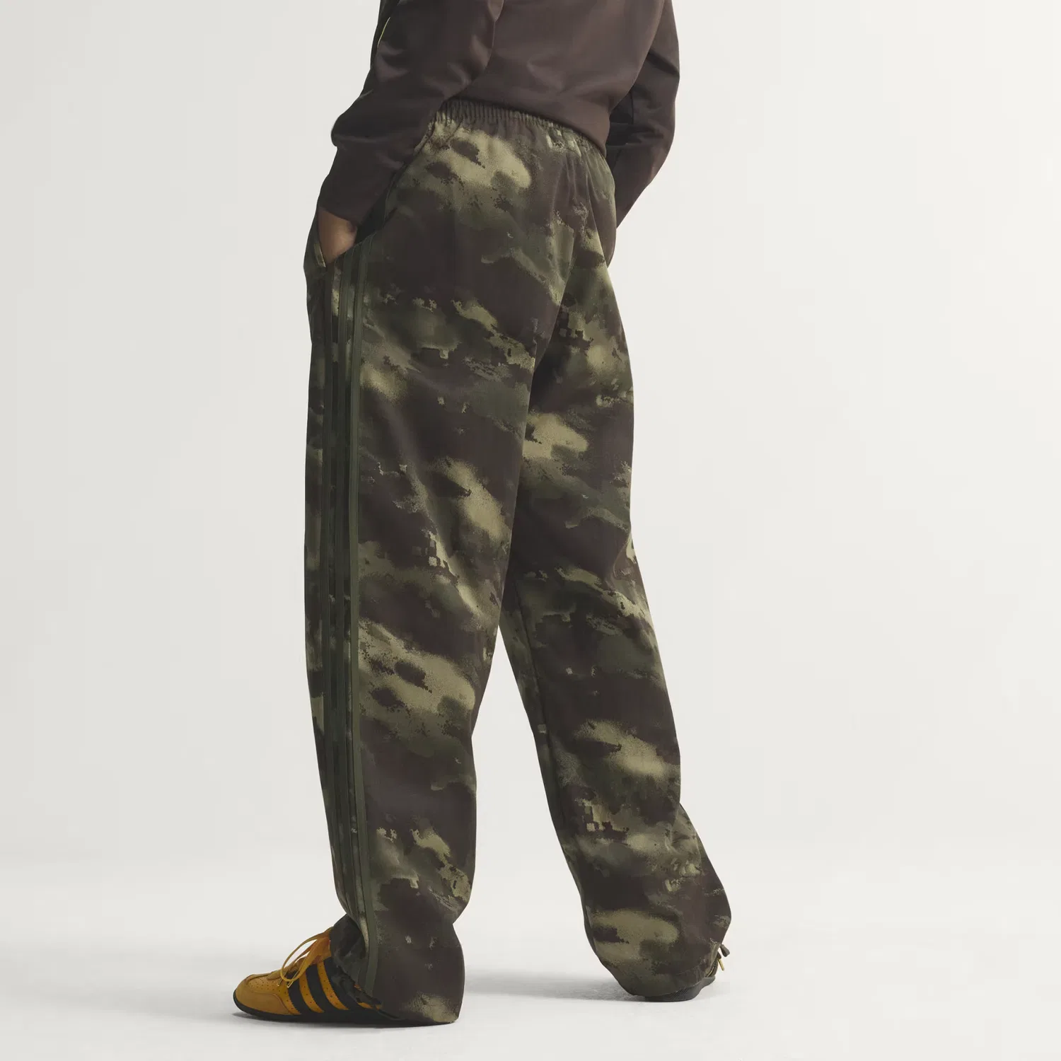 Женские брюки карго оверсайз Cargo Pant Oversized Adidas Originals, мультиколор/night cargo — фото 2