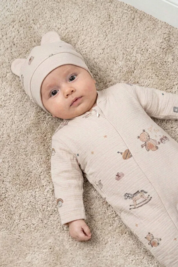 Детский комбинезон с принтом Racer bear printed zippered jumpsuit and hat set Rocha Baby, Stone — фото 2