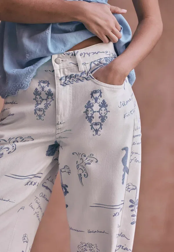 Джинсы прямого кроя из хлопка Regular fit National Trust x High Rise Barrel Leg Jeans Next, Ecru Blue Print, экрю — фото 4