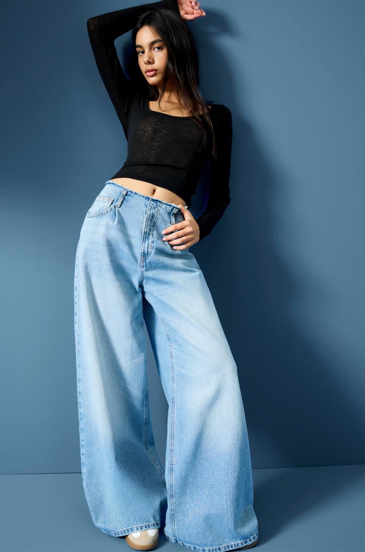 

Джинсы широкого кроя с потертым поясом Pull And Bear, синий