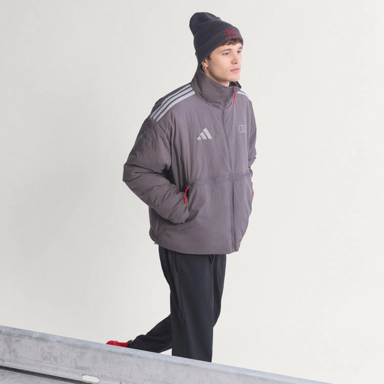 Мужская пуховая куртка с принтом AUDI REVOLUT F1 TEAM ENGINEERS & MARKETING PUFFER JACKE Adidas, Grauviolett — фото 3
