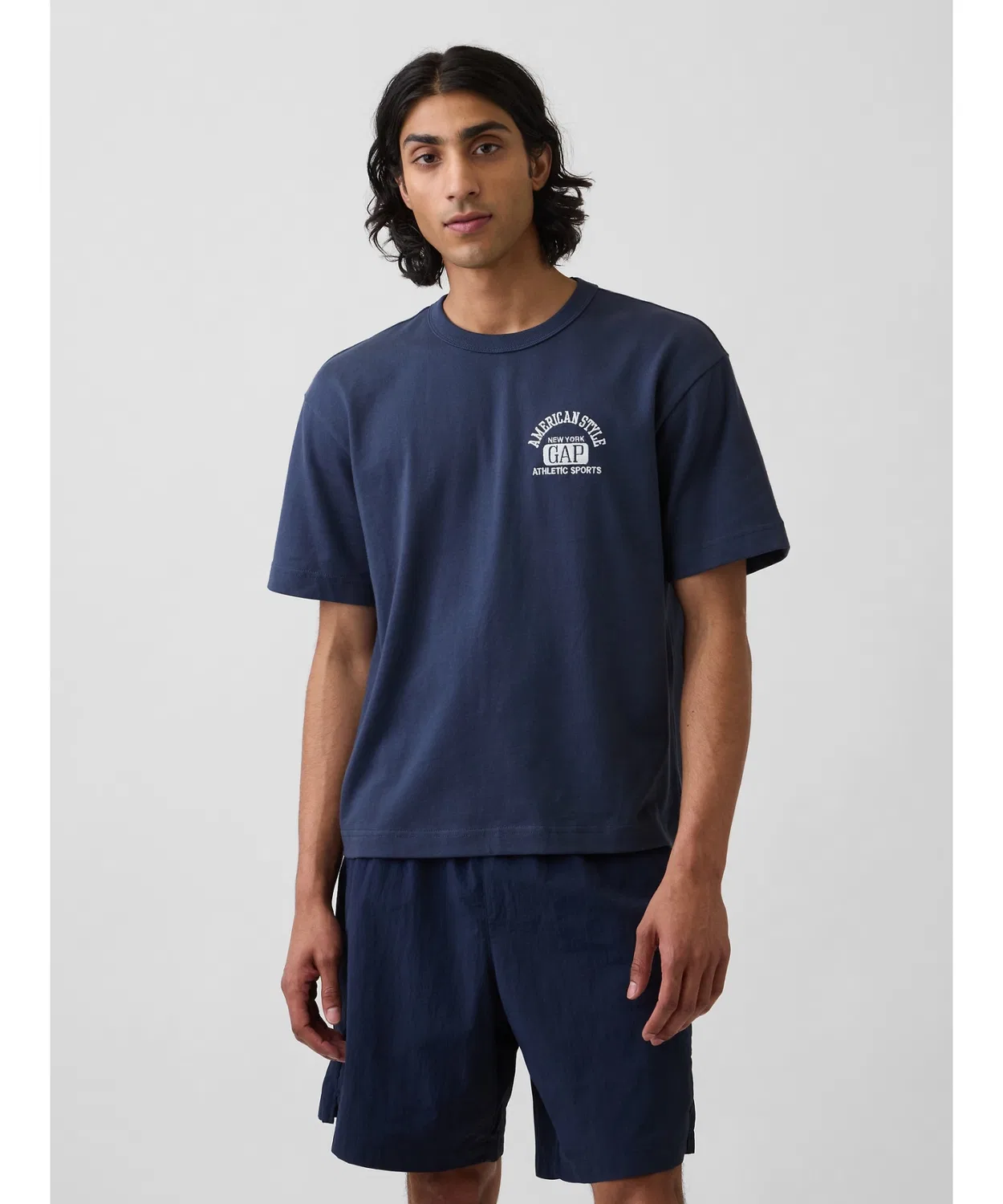 Женская футболка с длинным рукавомс принтом GAP Logo Relaxed Fit, белая — фото 2