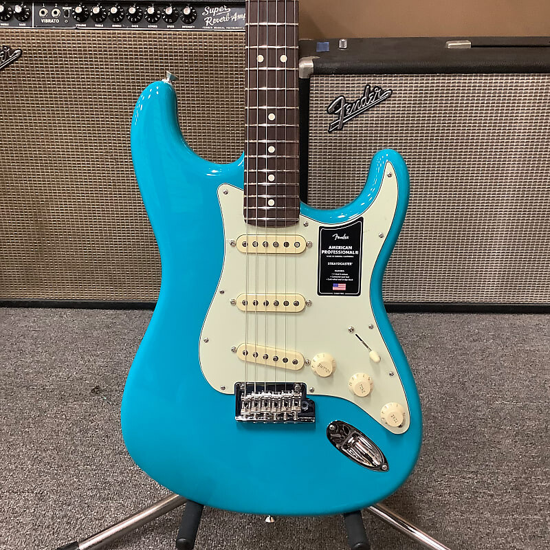 

2022 Fender Stratocaster American Pro II Maui Blue Rosewood Neck 2022 Stratocaster American Pro II Maui Blue Rosewood Neck