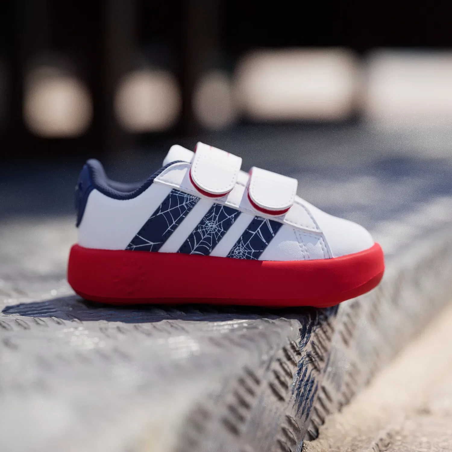 Детские кроссовки на липучках Marvel Spider-Man Grand Court Adidas Sportswear, белый с темно-синим и рубиновым — фото 3