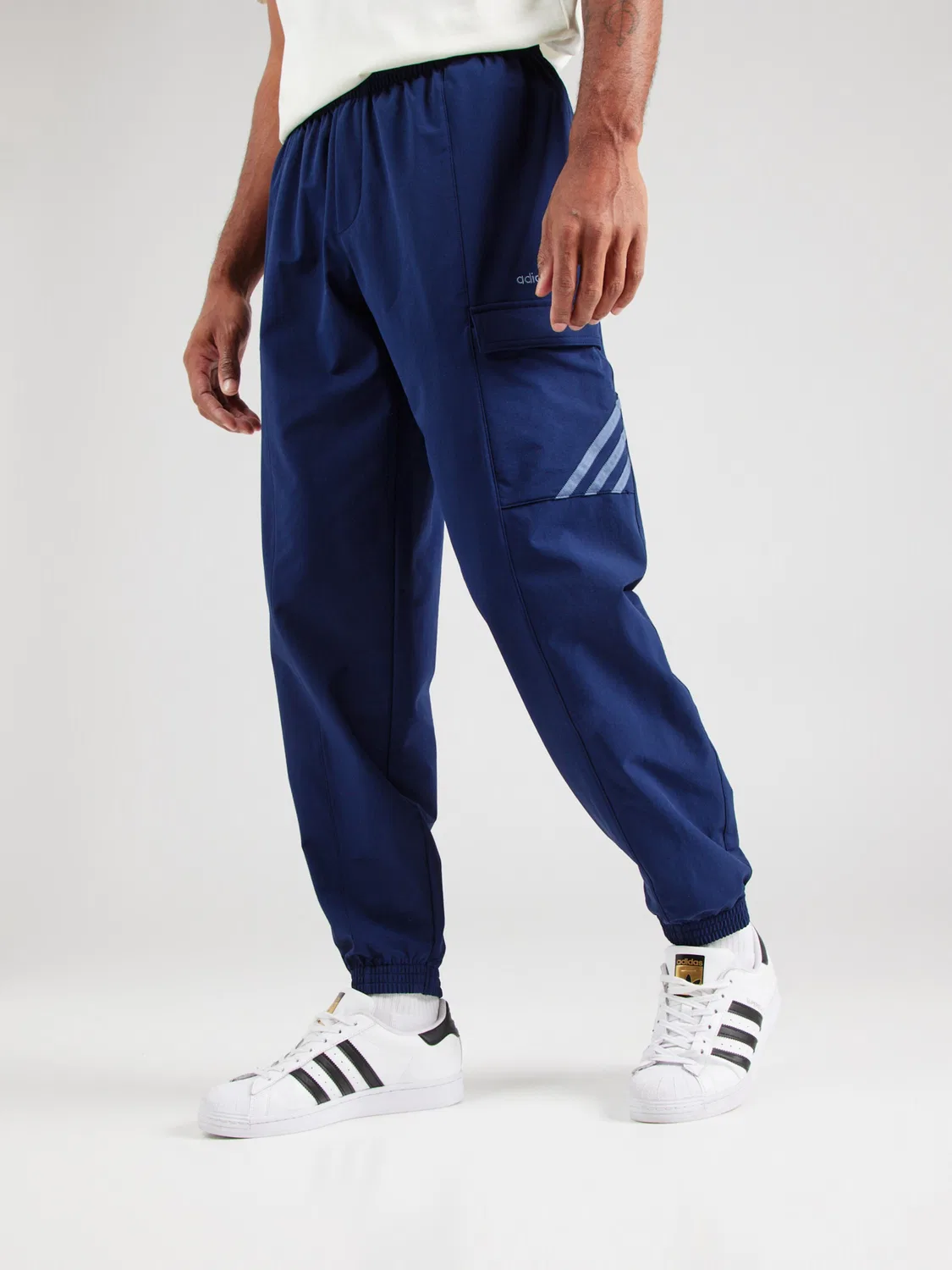 Зауженные брюки Adidas Originals Cuffed Cargo в цвете опаловый, темно-синий — фото 3