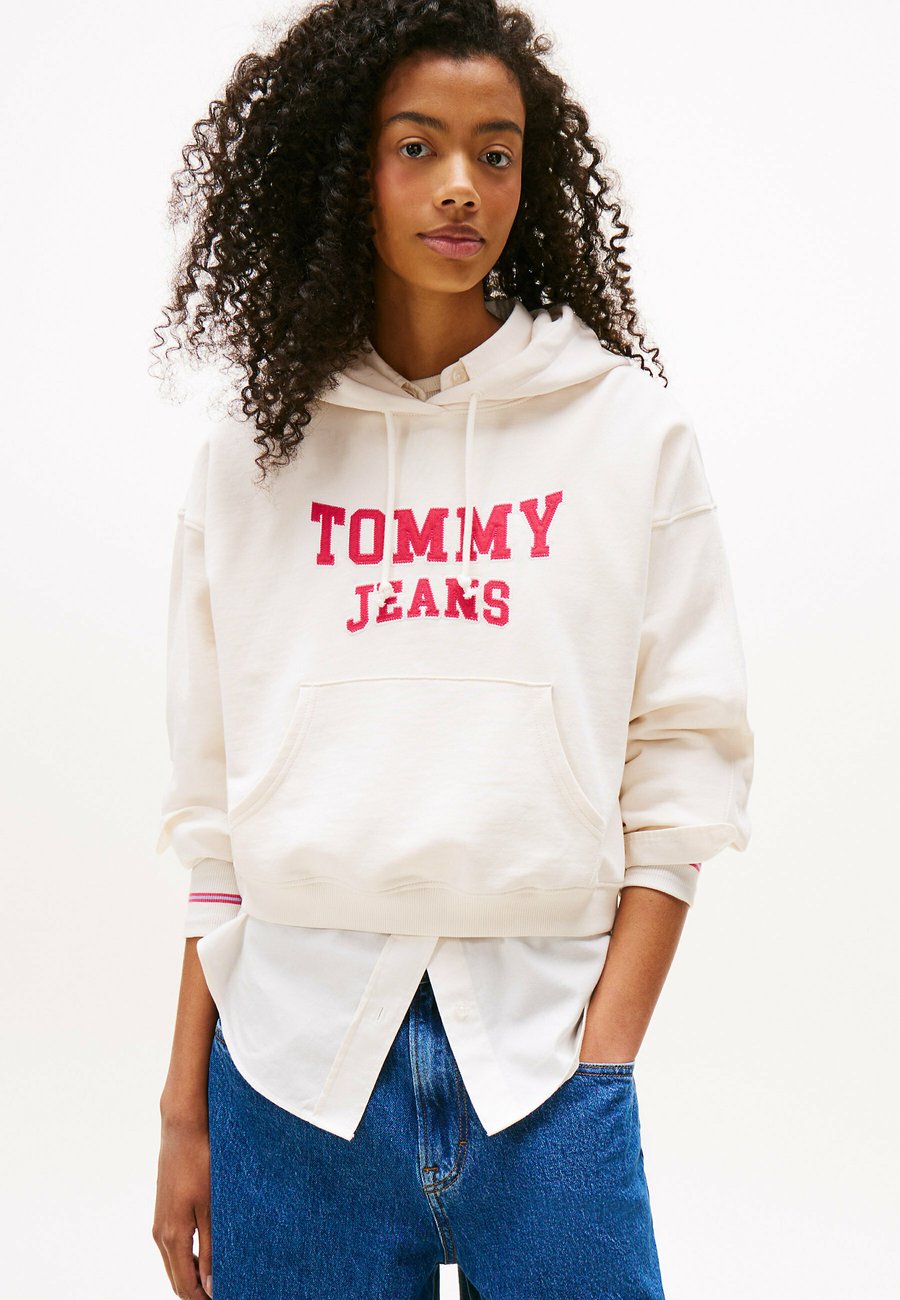 

Худи Tommy Jeans VARSITY APPLIQUÉ LOGO BOXY, Ancient White/Beige