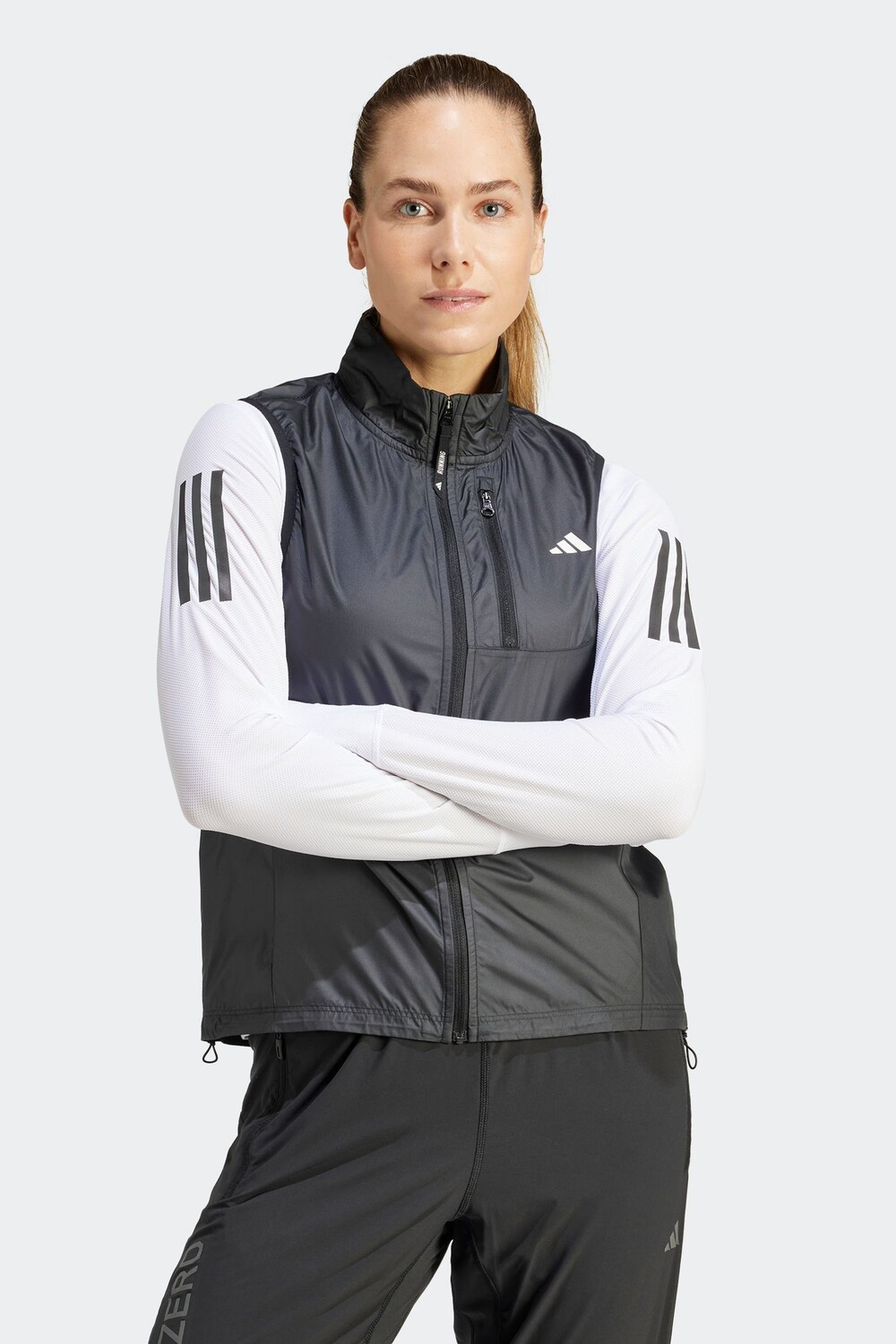 

Приобретите жилет для бега Adidas, черный