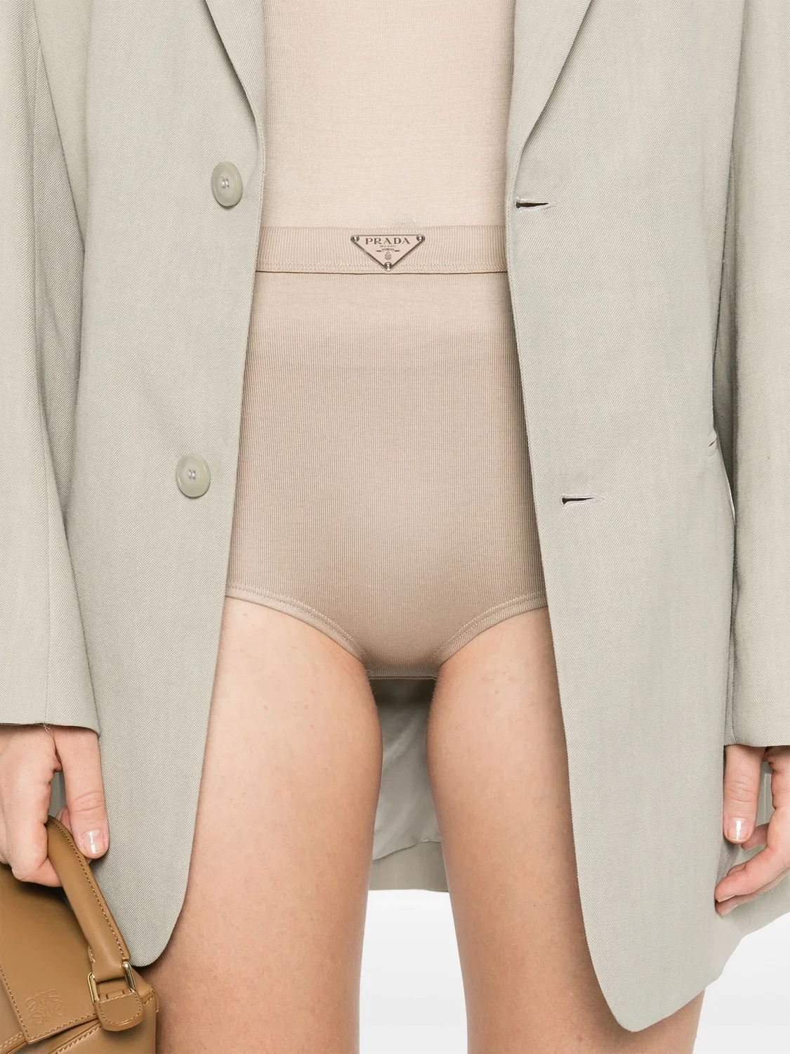 Мини-шорты с эмалевым треугольником Prada, нейтральный — фото 2