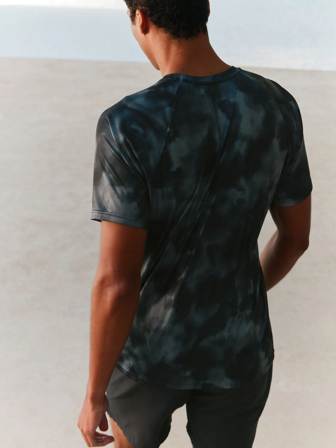 Рашгард с коротким рукавом Nike Black Tie Dye Print, черный — фото 3