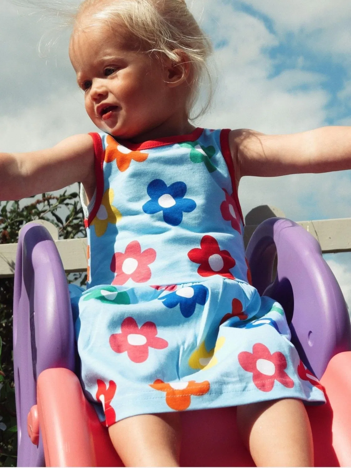 Платье Toby Tiger Bio-Baumwoll Kinder Sommerkleid mit Regenbogenblumen-Druck небесно-голубого цвета — фото 4