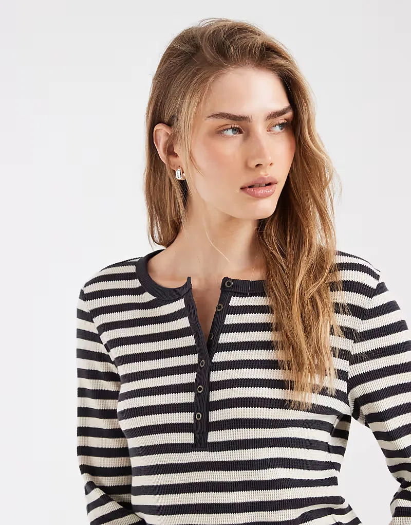 Свитер Levi's Rooney Waffle Henley в полоску, черно-кремовый — фото 3