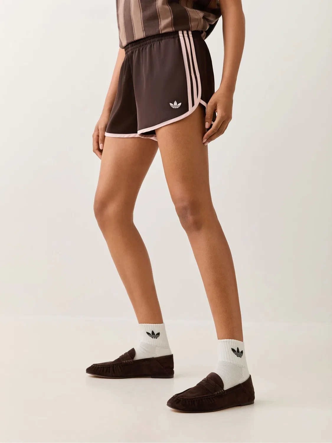 Шорты беговые с полосками adidas originals, коричневый — фото 2