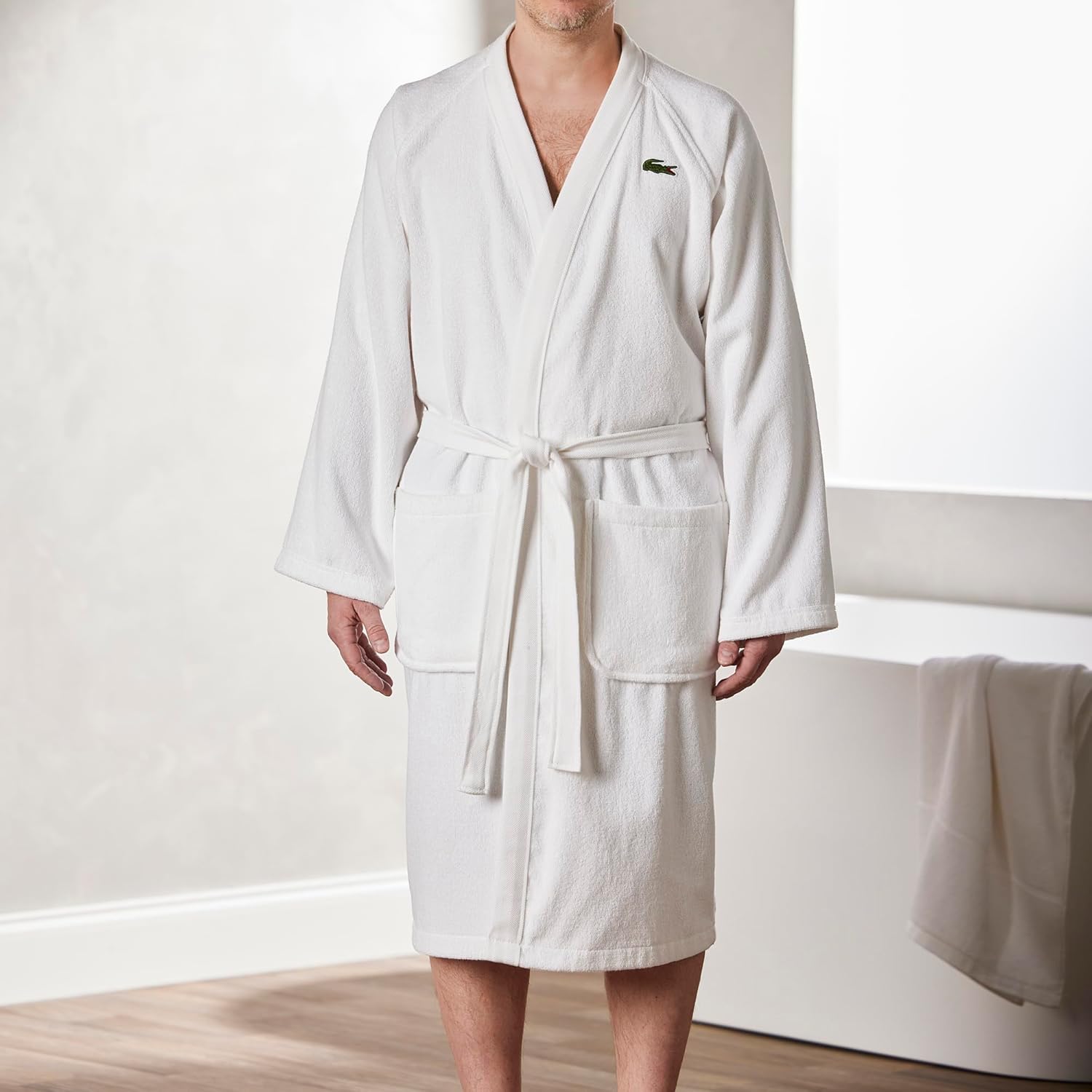 Lacoste Classic Pique халат, 100% мягкий хлопковый махровый материал, унисекс взрослый банный халат, впитывающий и быстросохнущий, один размер подходит большинству, White — фото 4